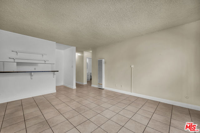 1087 W 39th Street, Los Angeles CA: https://media.crmls.org/mediaz/a6529b5c-e4ed-4151-92ea-53a410a566e1.jpg