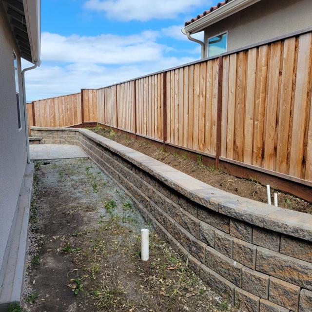 2080 Fuchsia Drive, Hollister CA: https://media.crmls.org/mediaz/a65354de-6ff7-4b7a-9da8-9711f26fda20.jpg