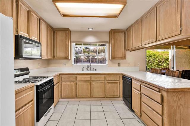 36429 Las Begonias, Cathedral City CA: https://media.crmls.org/mediaz/a6559d55-12dd-4e5e-9625-ab46ed34d551.jpg