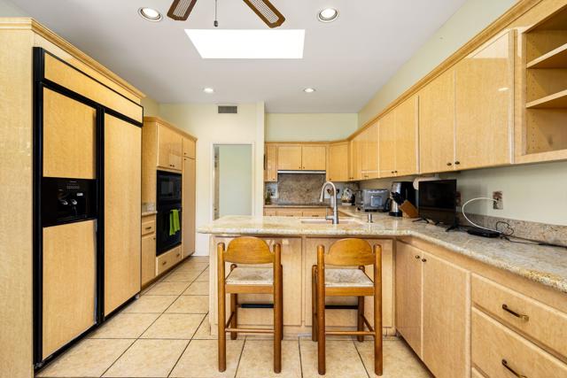 153 Lake Shore Drive, Rancho Mirage CA: https://media.crmls.org/mediaz/a6563f83-2ad7-4a17-8f3b-fb5992c56c2b.jpg