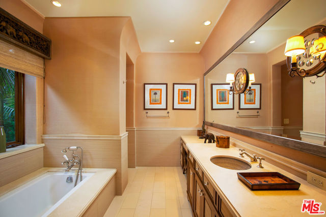 10066 Cielo Drive, Beverly Hills CA: https://media.crmls.org/mediaz/a656e75c-b1df-404d-8bc4-00e9366aa0f8.jpg