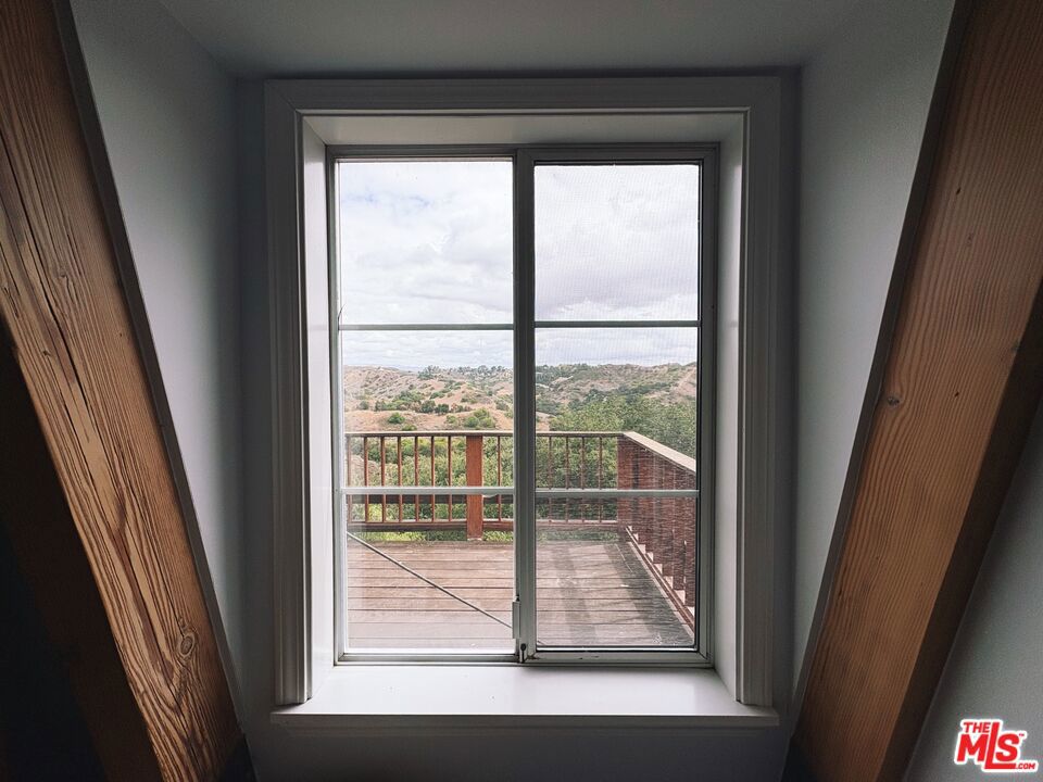 https://media.crmls.org/mediaz/a657c019-5ebb-4f0f-9b5d-40eca0919d26.jpg?preset=X-Large