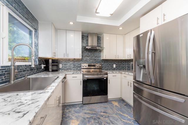 12274 Gay Rio Dr, Lakeside CA: https://media.crmls.org/mediaz/a657f15c-e647-40d8-abfb-fc2f335eb822.jpg