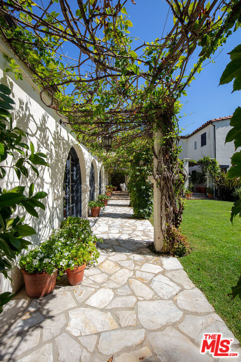 703 Walden Drive, Beverly Hills CA: https://media.crmls.org/mediaz/a6581085-3b2c-4315-a819-aedf3ab2022a.jpg