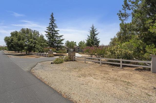 5636 Sundown Lane, Tres Pinos CA: https://media.crmls.org/mediaz/a6582091-b32d-4d03-b1b2-ceff55224e53.jpg