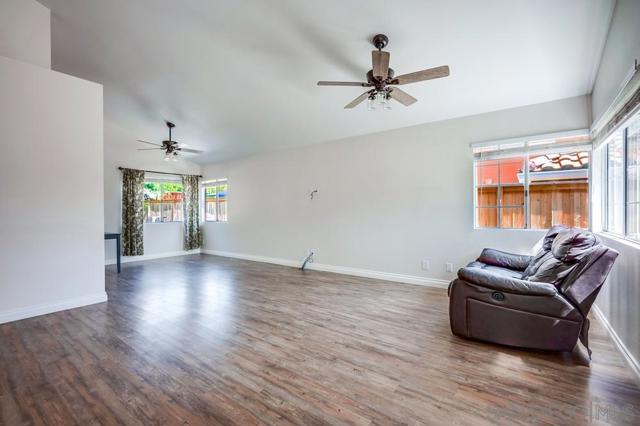 40037 Amberley Cir, Temecula CA: https://media.crmls.org/mediaz/a65932e3-a01b-4051-96b4-91ef766f9433.jpg