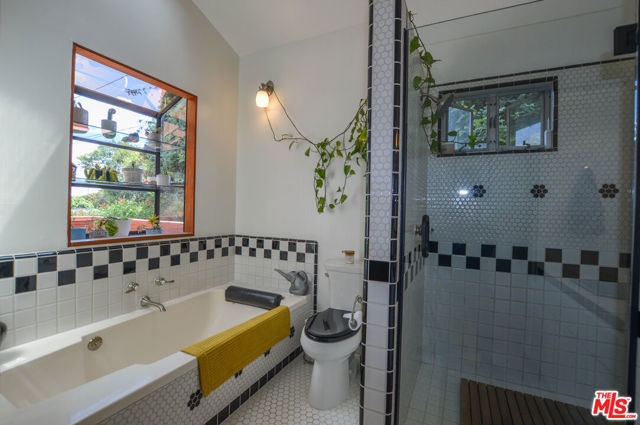 11136 Lucerne Avenue, Culver City CA: https://media.crmls.org/mediaz/a6594327-3770-4be2-a43a-b4975ca42e40.jpg