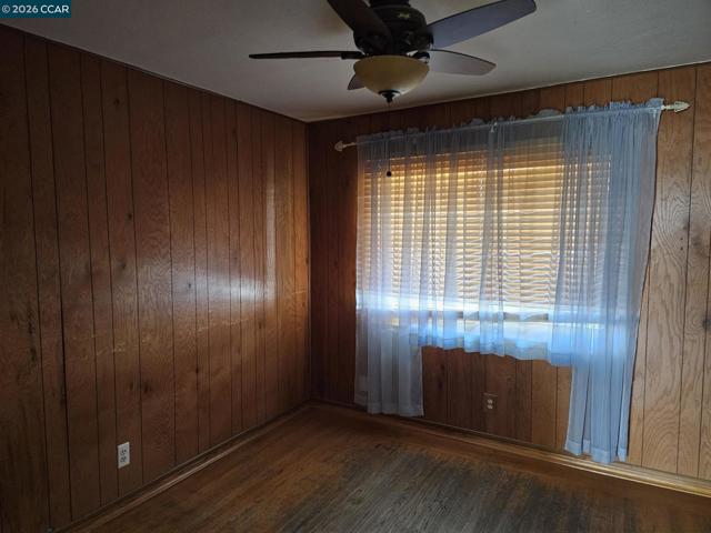 Image 20 of 38 For 627 Kern St  