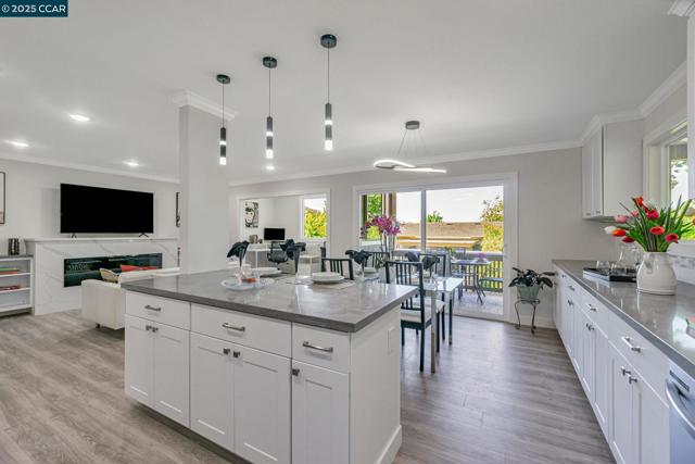 2900 Tice Creek Dr, Walnut Creek CA: https://media.crmls.org/mediaz/a65be304-4206-4001-9998-cde151bb3a3f.jpg