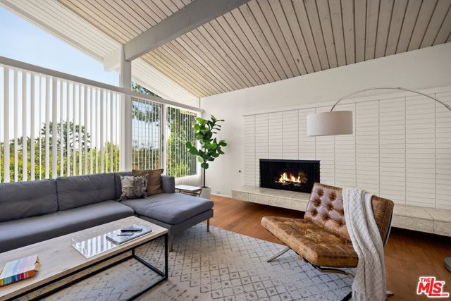 2318 Cheryl Place, Los Angeles CA: https://media.crmls.org/mediaz/a65d2a5f-3571-4d9d-a387-a6d051cfad0d.jpg