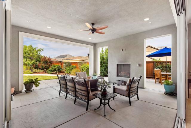 2062 Reserva Ct, Brentwood CA: https://media.crmls.org/mediaz/a65d318e-3ced-4283-982f-e5cd2ac5b796.jpg