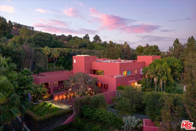 470 Layton Way, Los Angeles CA: https://media.crmls.org/mediaz/a65d85f7-1671-4971-bedb-fe4311af63a5.jpg