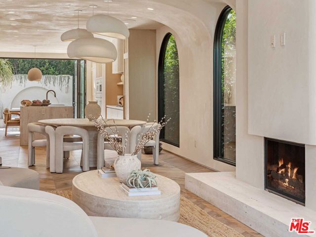 309 N Arden Boulevard, Los Angeles CA: https://media.crmls.org/mediaz/a65d9c5d-2329-4c94-b044-6cd6f00f592f.jpg