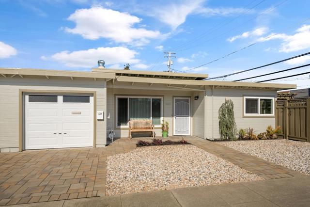 14011403 Cary Avenue, San Mateo CA: https://media.crmls.org/mediaz/a65eb5c0-b726-4cc1-806b-44df3858c21c.jpg