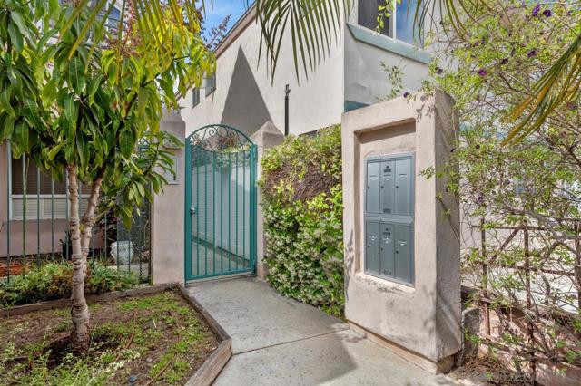 1268 Essex St, San Diego CA: https://media.crmls.org/mediaz/a65f8260-319e-49ae-9e29-2929ebcb604c.jpg