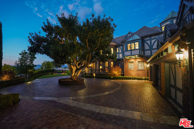19000 Dorlon Drive, Tarzana CA: https://media.crmls.org/mediaz/a65f8456-c60e-4e41-a253-61d32ab8321a.jpg