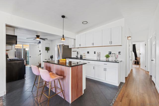 434 Del Mar Ct, Chula Vista CA: https://media.crmls.org/mediaz/a65fd23d-e06c-4638-94ad-d64a7f85633a.jpg