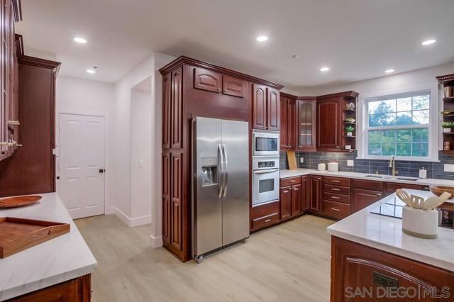 2543 Daisy Ln, Fallbrook CA: https://media.crmls.org/mediaz/a6601548-3f14-493c-b78f-6acff3a62d5f.jpg