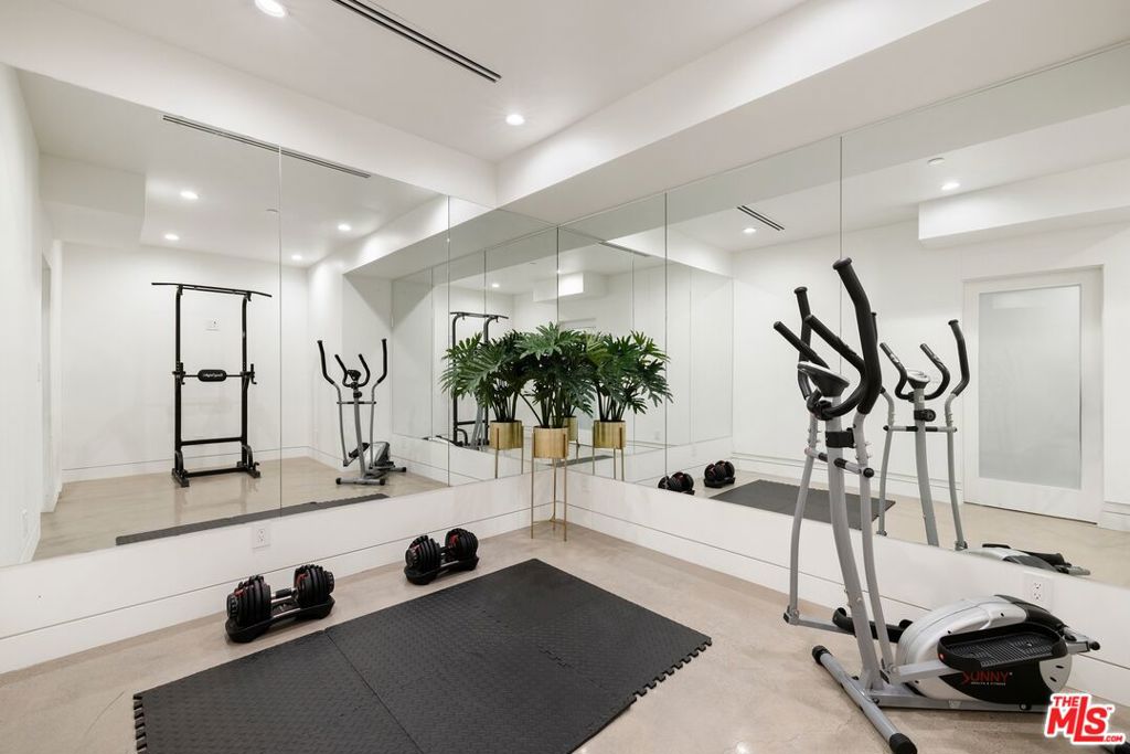 https://media.crmls.org/mediaz/a660486b-c91b-457c-8cd7-0116026b6c56.jpg?preset=X-Large