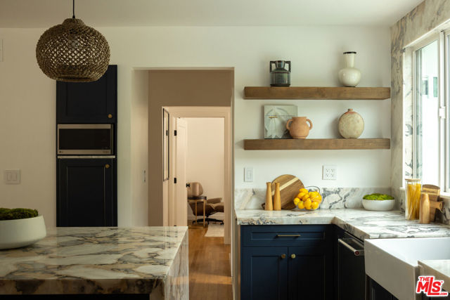 4039 Fairway Boulevard, View Park CA: https://media.crmls.org/mediaz/a660d36b-19f1-4a25-9757-b6101b68f2e0.jpg
