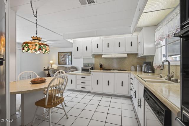 Detail Gallery Image 13 of 34 For 8 Calle Fronte #204,  Camarillo,  CA 93012 - 2 Beds | 2 Baths