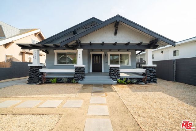 1050 W 48th Street, Los Angeles CA: https://media.crmls.org/mediaz/a6638139-4f47-4cc7-b86b-39a03eeb97f5.jpg