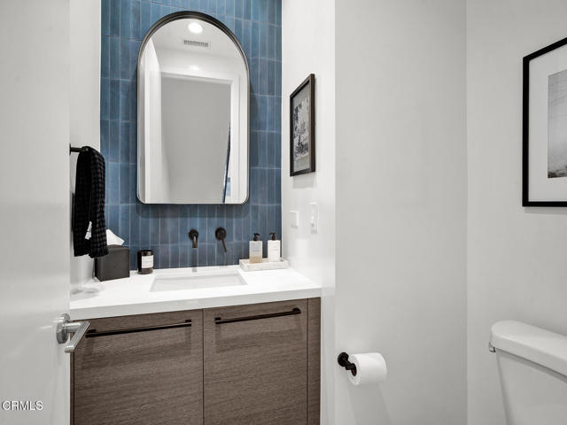 5662 Hazeltine Avenue, Van Nuys CA: https://media.crmls.org/mediaz/a663e301-9a88-4383-bc48-478ec609bd79.jpg