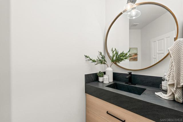 2511 San Clemente Ave, Vista CA: https://media.crmls.org/mediaz/a6665bd4-3a51-4baf-abfe-e2cfb5f8242e.jpg