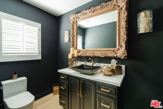 609 21st Place, Santa Monica CA: https://media.crmls.org/mediaz/a666d5ba-dd4b-4e69-b811-7083345ed962.jpg