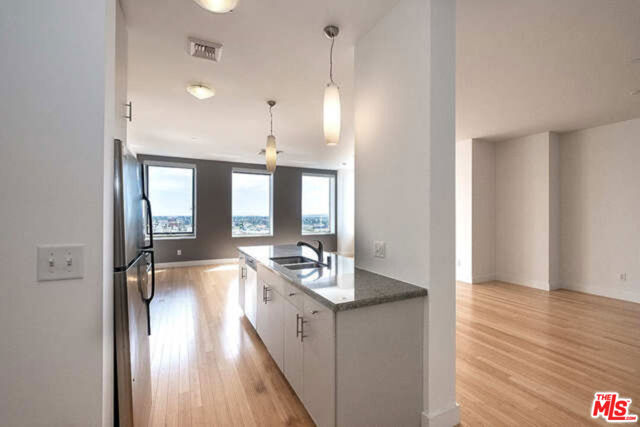 3810 Wilshire Boulevard, Los Angeles CA: https://media.crmls.org/mediaz/a667f583-7fea-4663-bccf-32158ee30ef4.jpg