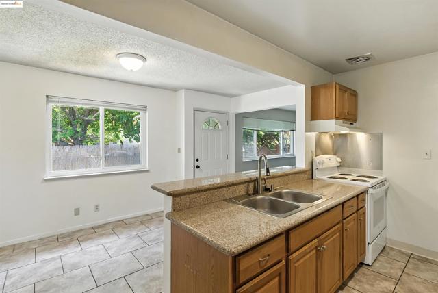3464 Michael Dr, Redwood City CA: https://media.crmls.org/mediaz/a669762e-24eb-40b6-9f64-b42e3fdbc850.jpg