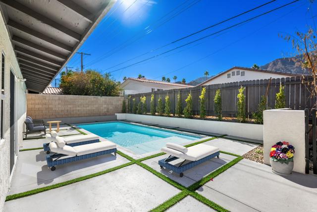 52885 Avenida Carranza, La Quinta CA: https://media.crmls.org/mediaz/a6699c99-7850-43bd-991d-4eb308a0514f.jpg