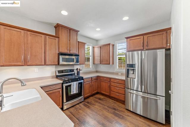 8725 Cortina Cir, Roseville CA: https://media.crmls.org/mediaz/a66a5873-602a-46c2-96a8-30e362eba1a8.jpg