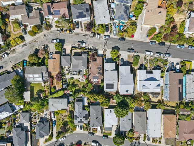 6532 Claremont Avenue, Richmond CA: https://media.crmls.org/mediaz/a66b878a-c087-43b3-a5c9-1f75fe6bab91.jpg