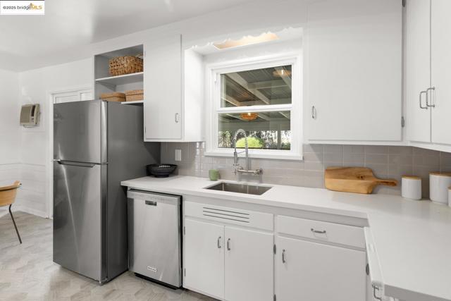 2234 Lobert St, Castro Valley CA: https://media.crmls.org/mediaz/a66b9306-b680-4af2-bcfd-39e315aa4acb.jpg