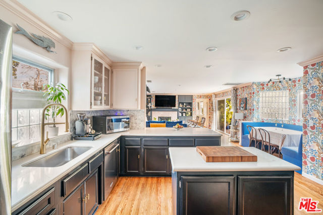 4426 Auckland Avenue, Toluca Lake CA: https://media.crmls.org/mediaz/a66c5fd2-2f20-4a48-8b87-275db02d768f.jpg