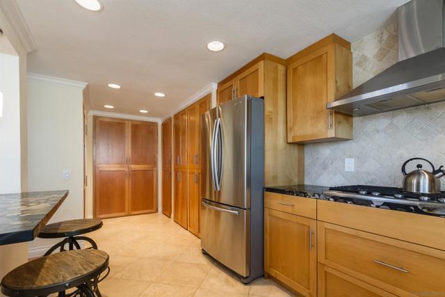 728 Jamaica Ct, San Diego CA: https://media.crmls.org/mediaz/a66cc16f-3c2e-458b-9216-f3abc222ca20.jpg