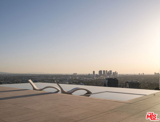 1305 Collingwood Place, Los Angeles CA: https://media.crmls.org/mediaz/a66d4383-f7b8-467d-9a5e-35ca8446d1f6.jpg