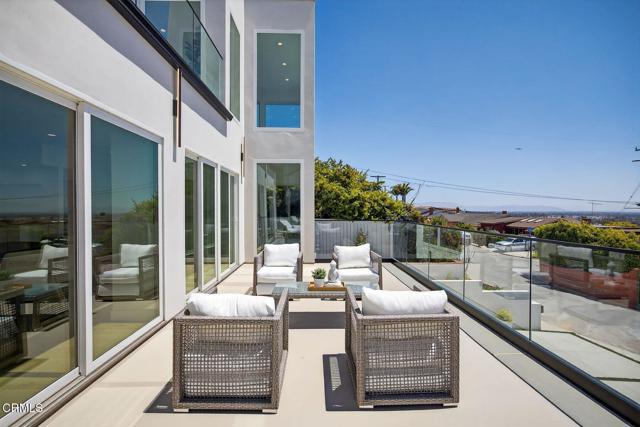 2407 Sunset Drive, Ventura CA: https://media.crmls.org/mediaz/a66d5ae7-b0d0-4ea6-8fdc-76836c604fb3.jpg