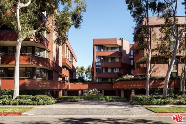 300 N Swall Drive, Beverly Hills CA: https://media.crmls.org/mediaz/a66d69ef-ad98-4984-915c-0ee149380378.jpg