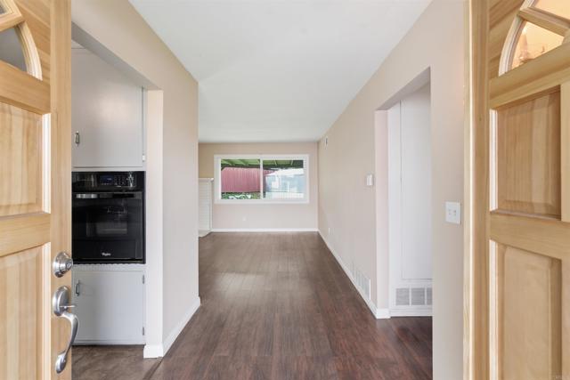 Detail Gallery Image 2 of 35 For 4975 Loris Street, San Diego,  CA 92105 - 3 Beds | 2 Baths