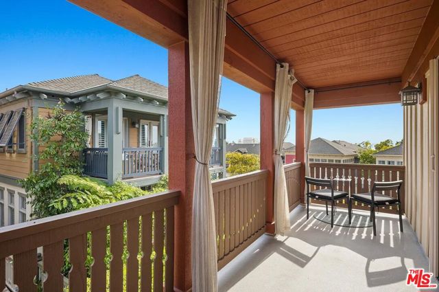 2584 Bungalow Place, Corona del Mar CA: https://media.crmls.org/mediaz/a66dadf4-087f-49ce-88f0-6feb829c1380.jpg