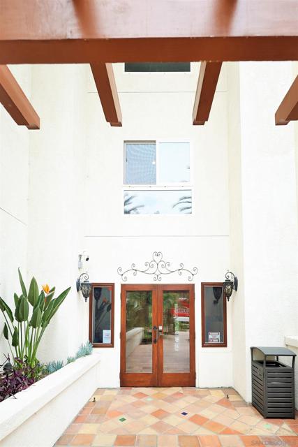 2003 Costa Del Mar Rd, Carlsbad CA: https://media.crmls.org/mediaz/a66df590-05d0-462a-8dac-ce89bc948972.jpg
