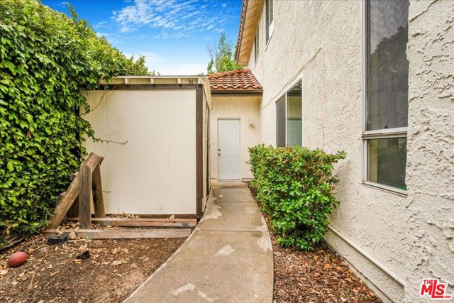 12084 London Grove Court, Moorpark CA: https://media.crmls.org/mediaz/a66e27bf-e007-4d17-b587-78193ebcd3b0.jpg