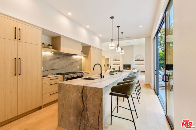 1401 N Bundy Drive, Los Angeles CA: https://media.crmls.org/mediaz/a66e5638-3e3a-457b-a9ba-13355d7fb568.jpg