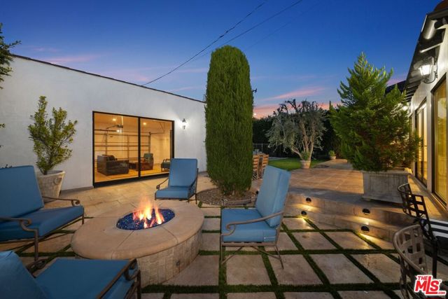 514 N Walden Drive, Beverly Hills CA: https://media.crmls.org/mediaz/a66ecb87-cf85-4829-9fa7-d5f7197a0995.jpg