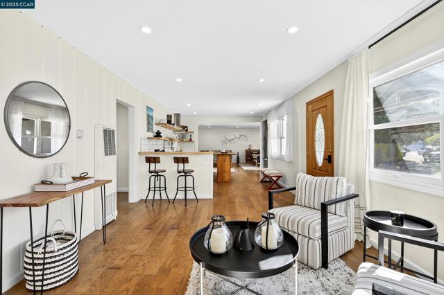 5774 Friar Ct, El Sobrante CA: https://media.crmls.org/mediaz/a670a8cf-db01-442f-a88b-a9eb4ba3f3b0.jpg