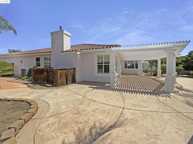 1127 Santa Margherita Way, Brentwood CA: https://media.crmls.org/mediaz/a671cbcc-17ef-4899-a137-65c76c3f2a91.jpg