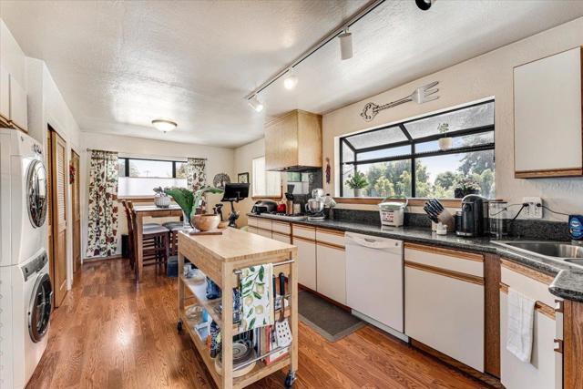 522 Oak Drive, Capitola CA: https://media.crmls.org/mediaz/a6720651-7836-47ca-8a0e-ce419bf41a66.jpg