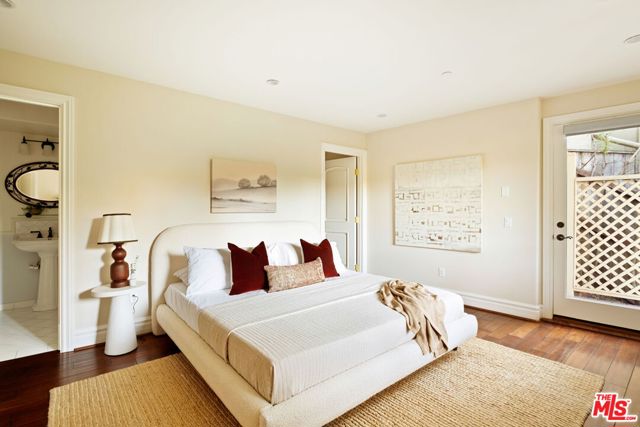 2505 Bowmont Drive, Beverly Hills CA: https://media.crmls.org/mediaz/a6728793-396e-48cc-a71f-07380642f112.jpg